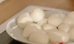 Mozzarella czy zdrowa? Odkryj jej tajemnice i zagrożenia dla zdrowia