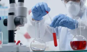 Czy alkohol przed badaniem krwi zafałszuje wyniki? Sprawdź, dlaczego warto unikać