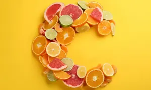 Kształt litery C z cytrusów: pomarańcze, grejpfruty, limonki, cytryny. Warto pamiętać, z czym nie łączyć witaminy C, by w pełni czerpać z jej dobrodziejstw.