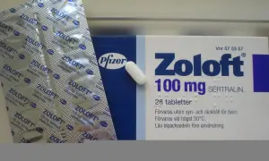 Opakowanie i blister leku Zoloft 100 mg sertraliny, stosowanego na depresję i inne zaburzenia.