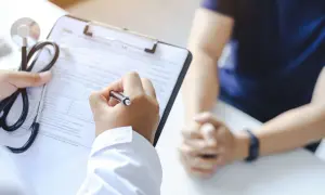 Lekarz omawia z pacjentem wyniki badań, potencjalne rokowania w przypadku szpiczaka mnogiego.