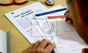 Kiedy lekarz wystawia zaświadczenie w ciąży? Sprawdź, by uniknąć problemów!