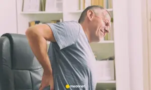 Mężczyzna z bólem pleców, zastanawia się, na co stosować Rantudil Forte.