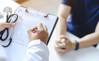 Lekarz omawia z pacjentem wyniki badań, potencjalne rokowania w przypadku szpiczaka mnogiego.