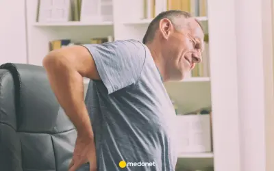 Mężczyzna z bólem pleców, zastanawia się, na co stosować Rantudil Forte.