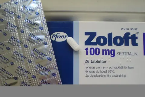 Opakowanie i blister leku Zoloft 100 mg sertraliny, stosowanego na depresję i inne zaburzenia.