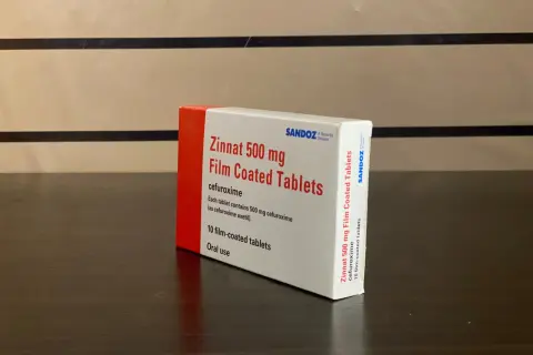 Opakowanie Zinnat 500 mg, leku na infekcje bakteryjne, zawiera 10 tabletek powlekanych.