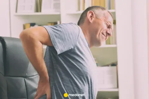 Mężczyzna z bólem pleców, zastanawia się, na co stosować Rantudil Forte.