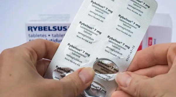 Dłonie trzymają opakowanie leków na cukrzycę Rybelsus 7 mg.