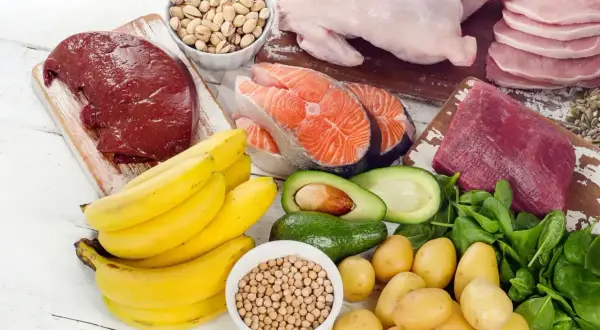 Bogactwo produktów bogatych w witamina b complex: wątróbka, łosoś, banany, awokado, ziemniaki, szpinak, mięso, drób, pistacje i ciecierzyca.