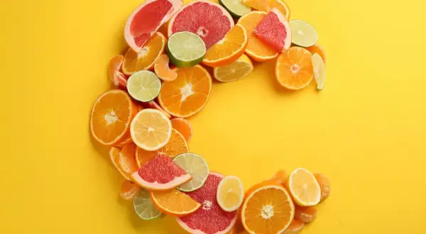 Kształt litery C z cytrusów: pomarańcze, grejpfruty, limonki, cytryny. Warto pamiętać, z czym nie łączyć witaminy C, by w pełni czerpać z jej dobrodziejstw.
