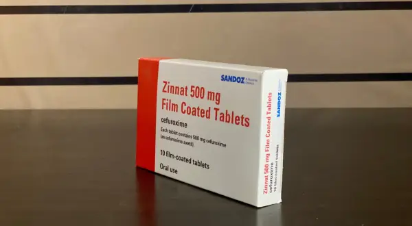 Opakowanie Zinnat 500 mg, leku na infekcje bakteryjne, zawiera 10 tabletek powlekanych.