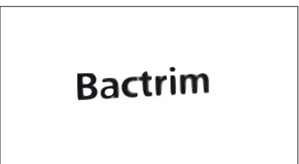 Napis "Bactrim" na białym tle. Informacja o tym, bactrim na co jest stosowany, może być kluczowa dla zdrowia.