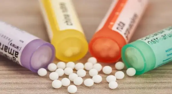 Leki homeopatyczne na AZS – czy naprawdę działają? Skuteczne preparaty i opinie