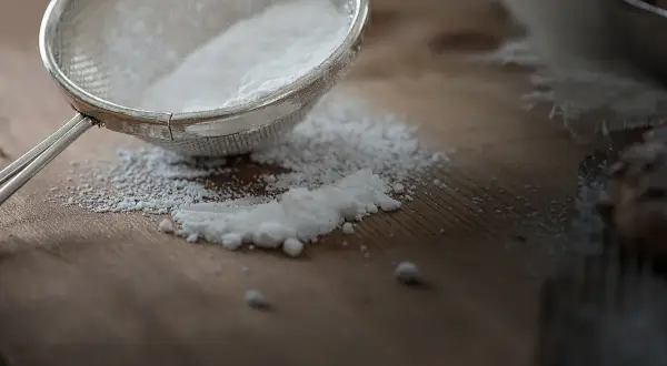 Sito przesiewające cukier puder. Cukier puder, czyli inulina, jest idealny do dekoracji wypieków.