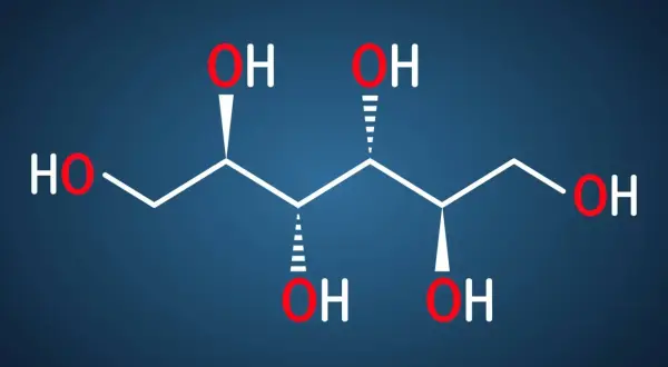 Struktura chemiczna mannitolu, cukrolu C₆H₁₄O₆. Wiele grup hydroksylowych (-OH) sprawia, że jest on higroskopijny, czyli mantusil na co go potrzebujemy.