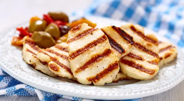 Czy ser halloumi jest zdrowy? Odkryj korzyści i zagrożenia zdrowotne