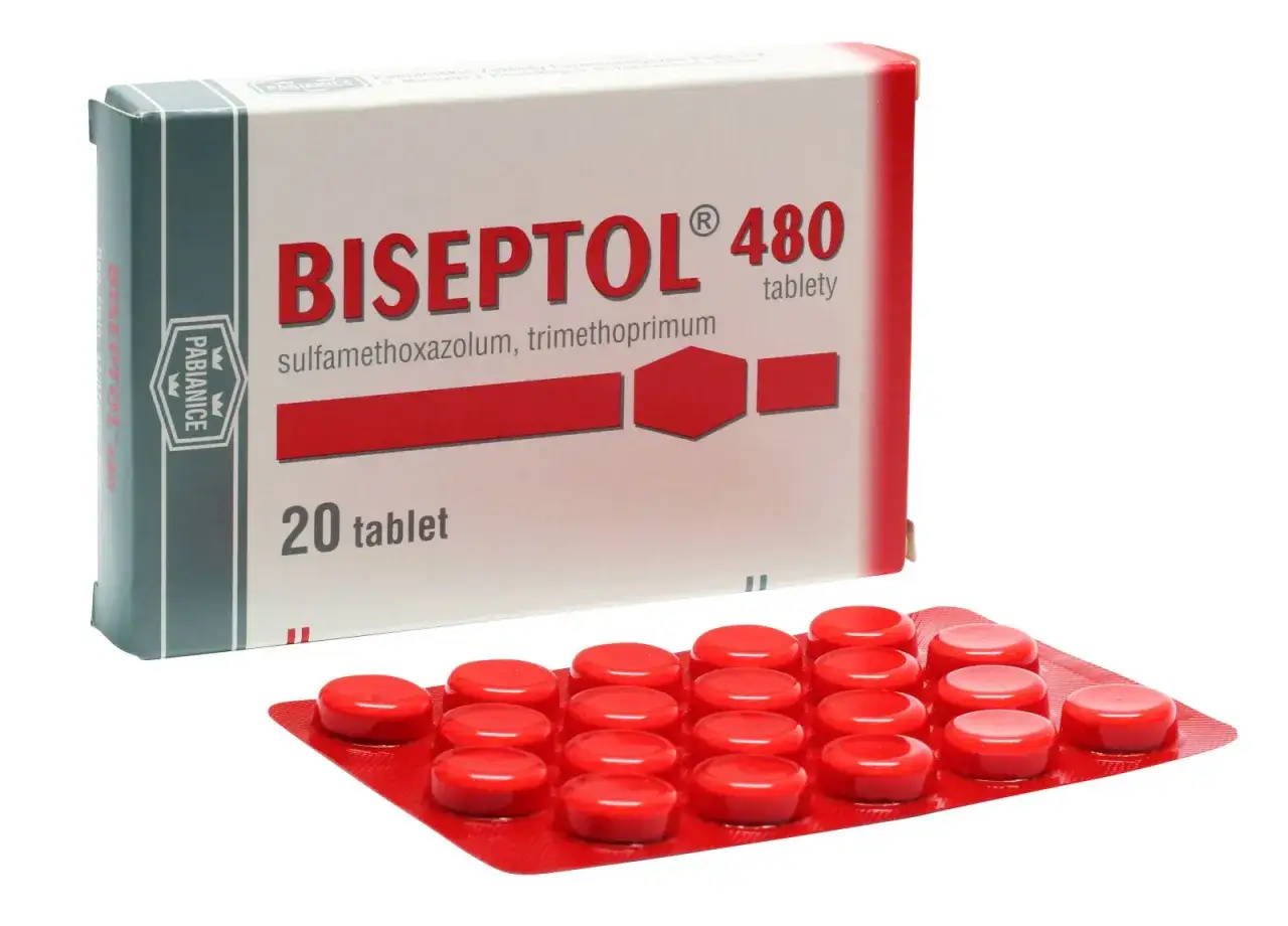 Biseptol 480 na co? Opakowanie i blister z czerwonymi tabletkami leku Biseptol 480, zawierającego sulfametoksazol i trimetoprim.