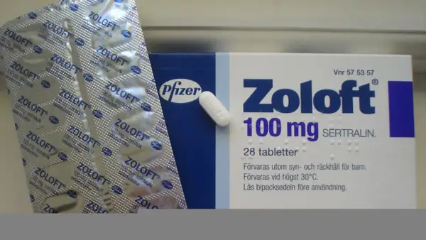 Opakowanie i blister leku Zoloft 100 mg sertraliny, stosowanego na depresję i inne zaburzenia.